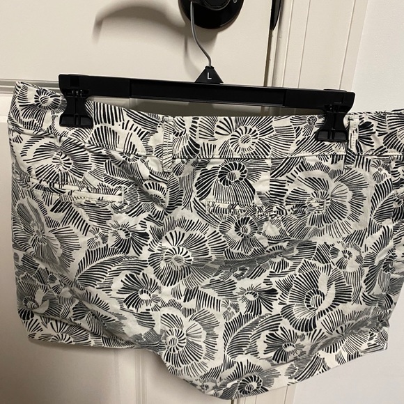 Women’s Old Navy shorts all size 10 - Picture 3 of 11